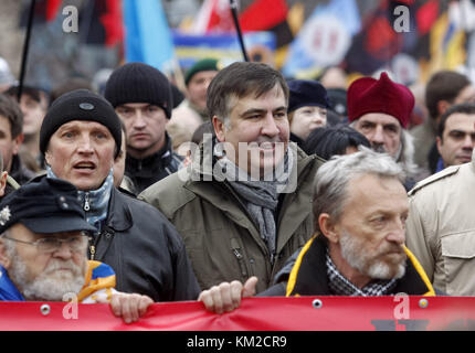 Kiew, Ukraine. Dezember 2017. Der ehemalige georgische Präsident MICHAIL SAAKASCHWILI (C) nimmt zusammen mit seinen Anhängern am märz mit der Forderung des ukrainischen parlaments Teil, ein Gesetz über die Amtsenthebung des Präsidenten am 03. Dezember 2017 in Kiew (Ukraine) zu akzeptieren.Hunderte von verärgerten ukrainischen Aktivisten richteten am 17. Oktober 2017 vor dem ukrainischen Parlamentsgebäude ein Zeltlager ein, nach einer großen Kundgebung, um von den Gesetzgebern die Verabschiedung des Gesetzes über sofortige politische Reformen wie die Schaffung von Antikorruptionsgerichten zu fordern. Änderung der Wahlgesetze und Aufhebung der Unverletzlichkeit eines Abgeordneten. (Cre Stockfoto