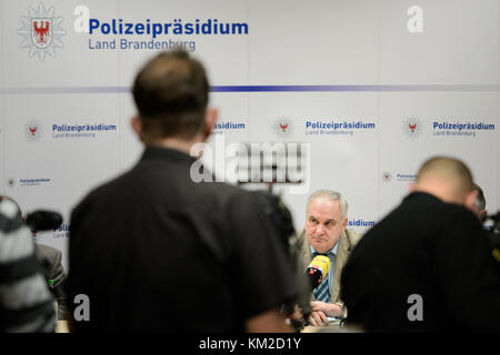 Potsdam, Deutschland. Dezember 2017. Der Präsident der Polizei des Landes Brandenburg, Hans-Jurgen Morke, sprach während einer Pressekonferenz zum Fall einer Paketbombe in Potsdam am 03. Dezember 2017. Quelle: Gregor Fischer/dpa/Alamy Live News Stockfoto