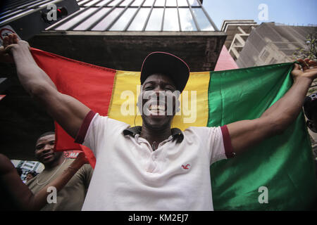 Sao Paulo, Brasilien. Dezember 2017. Hunderte von Einwanderern aus verschiedenen Ländern, die Banner, Fahnen mit ihren Nationalfarben und typischen Kostümen tragen, nehmen am 11. märz 2017 in Sao Paulo, Brasilien, Teil. Der Internationale Tag der Migranten ist ein internationaler Tag, der am 18. Dezember 2000 von der Generalversammlung der Vereinten Nationen unter Berücksichtigung der großen und steigenden Zahl von Migranten in der Welt zum Internationalen Tag der Migranten ernannt wird. Quelle: Dario Oliveira/ZUMA Wire/Alamy Live News Stockfoto