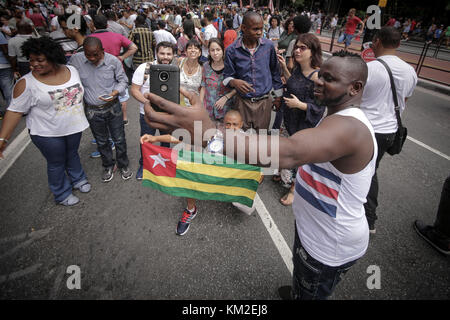 Sao Paulo, Brasilien. 3 Dez, 2017. Hunderte Einwanderer aus verschiedenen Ländern halten Sie Banner und Fahnen mit ihren nationalen Farben und tragen typische Trachten in der 11. März der Einwanderer in Sao Paulo, Brasilien am 03. Dezember 2017. internationale Migranten Tag ist ein Internationaler Tag am 18. Dezember die internationale Migranten, die von der Generalversammlung der Vereinten Nationen am 4. Dezember 2000 unter Berücksichtigung der großen und steigenden Zahl von Migranten auf der Welt. Credit: dario Oliveira/zuma Draht/alamy live Nachrichten beobachtet Stockfoto