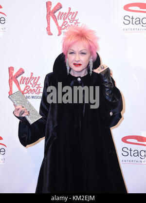 Hamburg, Deutschland. 03. Dez 2017. Die US-amerikanische Sängerin Cyndi Lauper nimmt am 03. Dezember 2017 an der deutschen Premiere des Musicals 'Kinky Boots' in Hamburg Teil. Quelle: Daniel Bockwoldt/dpa/Alamy Live News Stockfoto