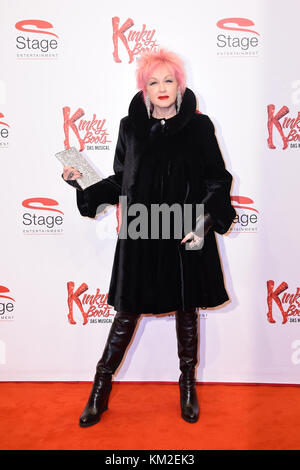 Hamburg, Deutschland. 03. Dez 2017. Die US-amerikanische Sängerin Cyndi Lauper nimmt am 03. Dezember 2017 an der deutschen Premiere des Musicals 'Kinky Boots' in Hamburg Teil. Quelle: Daniel Bockwoldt/dpa/Alamy Live News Stockfoto