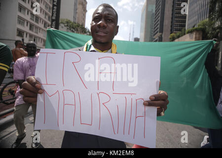 Sao Paulo, Brasilien. Dezember 2017. Hunderte von Einwanderern aus verschiedenen Ländern, die Banner, Fahnen mit ihren Nationalfarben und typischen Kostümen tragen, nehmen am 11. märz 2017 in Sao Paulo, Brasilien, Teil. Der Internationale Tag der Migranten ist ein internationaler Tag, der am 18. Dezember 2000 von der Generalversammlung der Vereinten Nationen unter Berücksichtigung der großen und steigenden Zahl von Migranten in der Welt zum Internationalen Tag der Migranten ernannt wird. Quelle: Dario Oliveira/ZUMA Wire/Alamy Live News Stockfoto