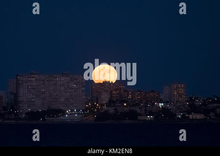 Alicante, Spanien. 3. Dezember 2017. Der hellste Mond des Jahres über San Juan Strand in Alicante, Spanien.Credit: Marcos del Mazo/alamy leben Nachrichten Stockfoto