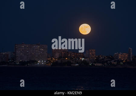 Alicante, Spanien. 3. Dezember 2017. Der hellste Mond des Jahres über San Juan Strand in Alicante, Spanien.Credit: Marcos del Mazo/alamy leben Nachrichten Stockfoto