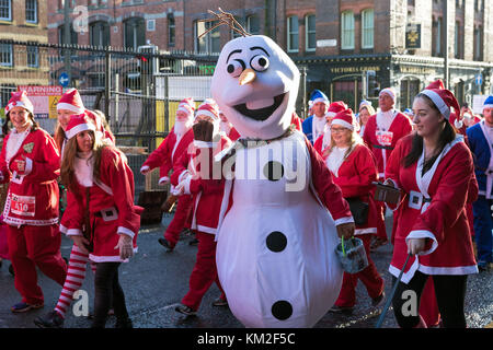 Liverpool, Merseyside, UK. 3 Dez, 2017. Jährliche festliche Spendenlauf in der Nächstplatzierten wie Santa Geld für gute Zwecke zur kreditaufnahme Kleid: Andy von PIP/zuma Draht/alamy leben Nachrichten Stockfoto