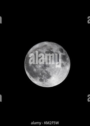 Helston, Cornwall, Großbritannien. Dezember 3. 2017. Supermoon ist über Helston, Cornwall, Großbritannien, während einer kurzen Lücke in der Wolkenbasis zu sehen. Kredit: Bob Sharples/Alamy Live News Stockfoto