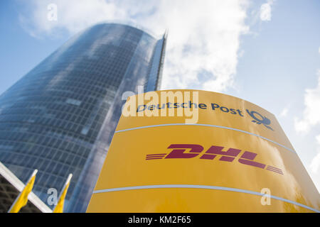 Bonn, Deutschland. November 2017. ARCHIV - Ein Schild mit der Aufschrift „Deutsche Post“ und dem Logo des Paketdienstes (DHL) steht am 13. November 2017 vor dem Hauptsitz der Deutschen Post DHL Group in Bonn. Quelle: Rainer Jensen/dpa/Alamy Live News Stockfoto