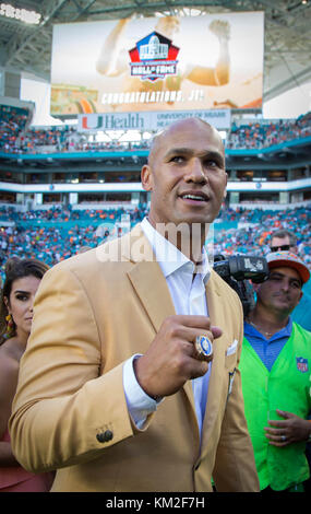 Miami Gardens, Florida, USA. 3 Dez, 2017. Ehemalige Miami Delphine Jason Taylor seine Hall of Fame Ring im Hard Rock Stadion in Miami Gardens, Florida am 3. Dezember 2017. Credit: Allen Eyestone/der Palm Beach Post/ZUMA Draht/Alamy leben Nachrichten Stockfoto