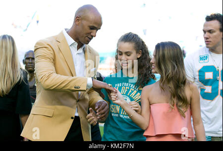 Miami Gardens, Florida, USA. 3 Dez, 2017. Ehemalige Miami Delphine Jason Taylor seine NFL Hall of Fame Ring im Hard Rock Stadion in Miami Gardens, Florida am 3. Dezember 2017. Credit: Allen Eyestone/der Palm Beach Post/ZUMA Draht/Alamy leben Nachrichten Stockfoto