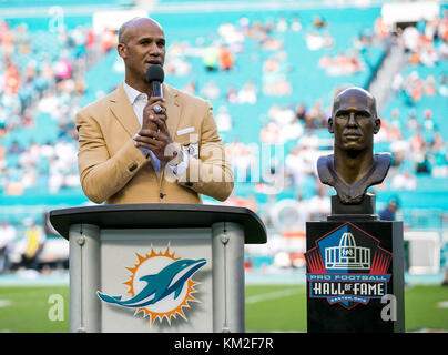 Miami Gardens, Florida, USA. 3 Dez, 2017. Ehemalige Miami Delphine Jason Taylor nimmt seine NFL Hall of Fame Ring im Hard Rock Stadion in Miami Gardens, Florida am 3. Dezember 2017. Credit: Allen Eyestone/der Palm Beach Post/ZUMA Draht/Alamy leben Nachrichten Stockfoto