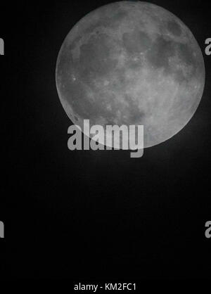 Sycamore Avenue, godalming. 03. Dezember 2017 clearing Himmel über dem Hause Grafschaften heute Abend. Der supermoon aus Godalming, Surrey gesehen. Credit: James Jagger/alamy leben Nachrichten Stockfoto