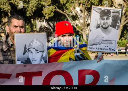 Barcelona, Katalonien, Spanien. 3 Dez, 2017. Zwei Demonstranten hinter einem banner Plakate von Menschen in der Rif festgehalten. Rund 200 Demonstranten aus der Rif-Gemeinschaft und mit Wohnsitz in Barcelona hat in der Solidarität mit den Opfern und Gefangenen der Repression von der marokkanischen Regierung demonstriert. Credit: Copyright paco Freire/Sopa/zuma Draht/alamy leben Nachrichten Stockfoto