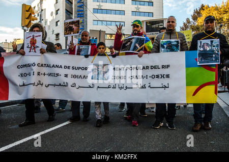 Barcelona, Katalonien, Spanien. Dezember 2017. Ein Banner der RIF-Bewohner in Katalonien, das an der Spitze der Demonstration zu sehen ist. Rund 200 Demonstranten aus der RIF-Gemeinschaft, die in Barcelona leben, haben sich solidarisch mit den Opfern und Gefangenen der Unterdrückung durch die marokkanische Regierung zusammengetan. Copyright Paco Freire/SOPA/ZUMA Wire/Alamy Live News Stockfoto