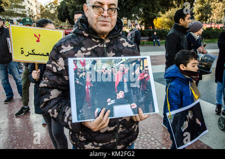 Barcelona, Katalonien, Spanien. 3 Dez, 2017. Ein demonstrant gesehen zeigt ein Foto von früheren Veranstaltungen für die Freiheit der Gefangenen rif. Rund 200 Demonstranten aus der Rif-Gemeinschaft und mit Wohnsitz in Barcelona hat in der Solidarität mit den Opfern und Gefangenen der Repression von der marokkanischen Regierung demonstriert. Credit: Copyright paco Freire/Sopa/zuma Draht/alamy leben Nachrichten Stockfoto