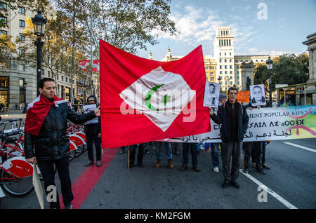 Barcelona, Katalonien, Spanien. Dezember 2017. Zwei Demonstranten mit einem großen Banner der RIF gesehen. Rund 200 Demonstranten aus der RIF-Gemeinschaft, die in Barcelona leben, haben sich solidarisch mit den Opfern und Gefangenen der Unterdrückung durch die marokkanische Regierung zusammengetan. Copyright Paco Freire/SOPA/ZUMA Wire/Alamy Live News Stockfoto