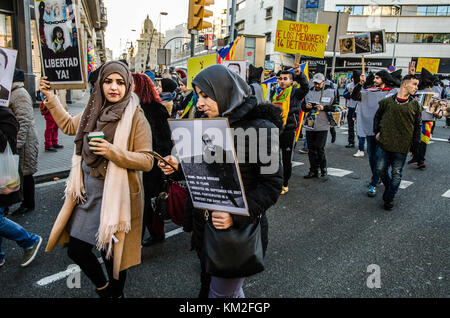 Barcelona, Katalonien, Spanien. 3 Dez, 2017. Zwei weibliche Demonstranten gesehen an der Demonstration beteiligten. Rund 200 Demonstranten aus der Rif-Gemeinschaft und mit Wohnsitz in Barcelona hat in der Solidarität mit den Opfern und Gefangenen der Repression von der marokkanischen Regierung demonstriert. Credit: Copyright paco Freire/Sopa/zuma Draht/alamy leben Nachrichten Stockfoto