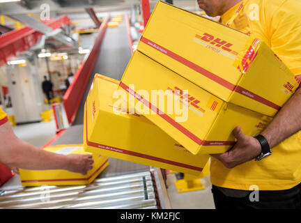 Hamburg, Deutschland. Mai 2017. ARCHIV - Mitarbeiter des Logistikunternehmens DHL legten am 18. Mai 2017 Pakete auf ein Transportband an einem Expressbahnhof in Hamburg. Vermerk: Daniel Bockwoldt/dpa/Alamy Live News Stockfoto