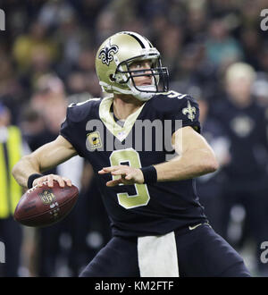 New Orleans, Louisiana, USA. 3 Dez, 2017. New Orleans Saints Quarterback Drew Brees sieht gegen die Carolina Panthers im Mercedes-Benz Superdome in New Orleans, Louisiana, USA am 3. Dezember 2017 zu übermitteln. Credit: Dan Anderson/ZUMA Draht/Alamy leben Nachrichten Stockfoto