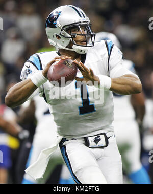 New Orleans, Louisiana, USA. 3 Dez, 2017. Carolina Panthers quarterback Cam Newton sieht gegen die New Orleans Saints im Mercedes-Benz Superdome in New Orleans, Louisiana, USA am 3. Dezember 2017 zu übermitteln. Credit: Dan Anderson/ZUMA Draht/Alamy leben Nachrichten Stockfoto