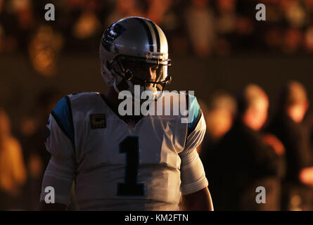 New Orleans, Louisiana, USA. 3 Dez, 2017. Carolina Panthers quarterback Cam Newton geht das Feld vor sein Spiel gegen die New Orleans Saints im Mercedes-Benz Superdome in New Orleans, Louisiana, USA am 3. Dezember 2017. Credit: Dan Anderson/ZUMA Draht/Alamy leben Nachrichten Stockfoto