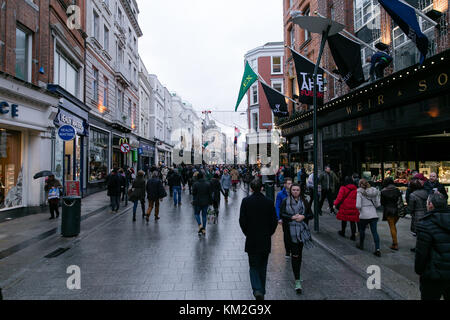 Dublin, Irland. 3 Dez, 2017. Weihnachten für gute Stimmung in der Grafton Street. Sonntag mit Händlern und Käufern immer bereit für Weihnachten Stockfoto