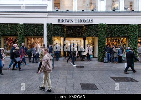 Dublin, Irland. 3 Dez, 2017. Brown Thomas in der Grafton Street. Sonntag mit Händlern und Käufern immer bereit für Weihnachten Stockfoto