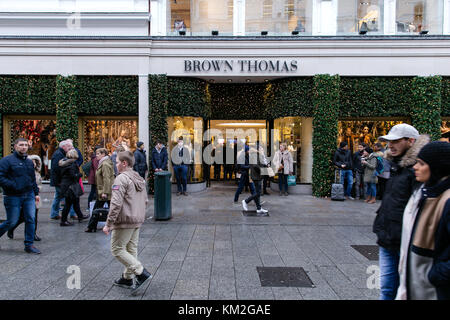 Dublin, Irland. 3 Dez, 2017. Brown Thomas in der Grafton Street. Sonntag mit Händlern und Käufern immer bereit für Weihnachten Stockfoto