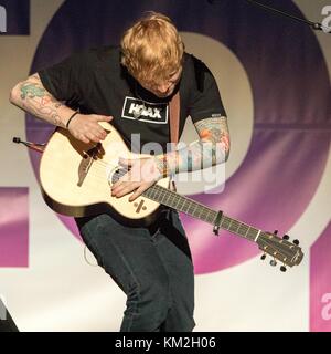 San Jose, Kalifornien, USA. 2. Dez, 2017. ED SHEERAN während 2017 99,7! Poptopia Konzert in der SAP-Center in San Jose, Kalifornien Quelle: Daniel DeSlover/ZUMA Draht/Alamy leben Nachrichten Stockfoto