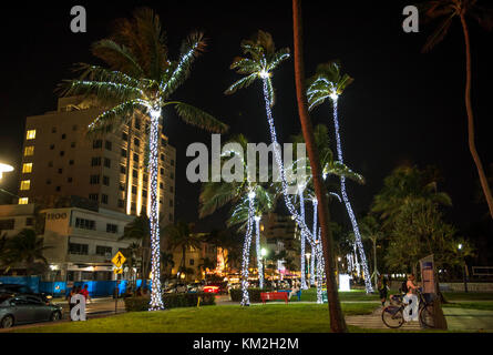 Miami Beach, Florida, USA. 3 Dez, 2017. Palmen mit funkelnden Weihnachtsbeleuchtung die Nacht am Ocean Drive erhellen. Credit: Robin loznak/zuma Draht/alamy leben Nachrichten Stockfoto