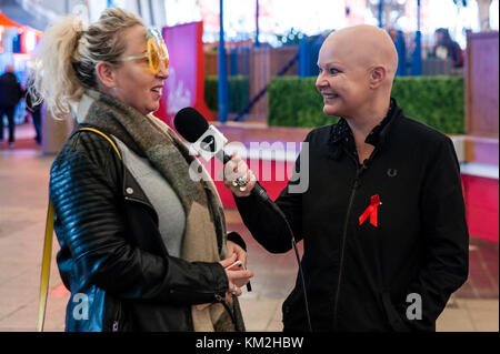 Bognor Regis, Großbritannien. Dezember 2017. Gail Porter interviewt Festivalbesucher für Vintage TV. Quelle: Ken Harrison/Alamy Live News Stockfoto
