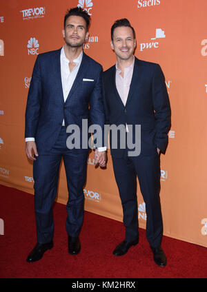 Beverly Hills, Kalifornien, USA. Dezember 2017. Cheyenne Jackson und Jason Landau kommen zur TrevorLive Los Angeles Gala im Beverly Hilton Hotel an. Quelle: Lisa O'Connor/ZUMA Wire/Alamy Live News Stockfoto