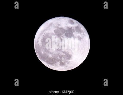 Los Angeles, Kalifornien, USA. Dezember 2017. Ein Supermond ''Full Cold Moon''' steigt über Downtown Los Angeles, 3. Dezember 2017. Kredit: Ringo Chiu/ZUMA Wire/Alamy Live News Stockfoto