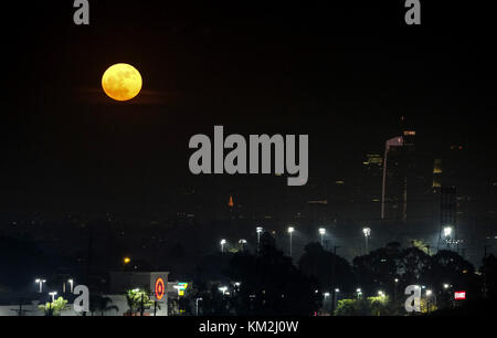 Los Angeles, Kalifornien, USA. Dezember 2017. Ein Supermond ''Full Cold Moon''' steigt über Downtown Los Angeles, 3. Dezember 2017. Kredit: Ringo Chiu/ZUMA Wire/Alamy Live News Stockfoto