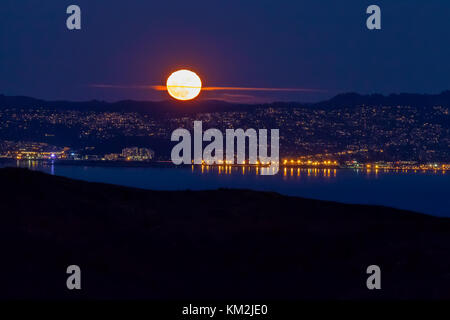 San Francisco, USA. 03 Dez, 2017. super Mond erhebt sich über der Bucht von San Francisco, Kalifornien, USA, am 03. Dezember 2017. Quelle: Jonathan Nguyen/alamy leben Nachrichten Stockfoto