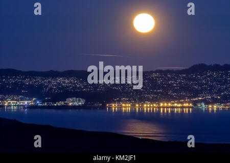 San Francisco, USA. 03 Dez, 2017. super Mond erhebt sich über der Bucht von San Francisco, Kalifornien, USA, am 03. Dezember 2017. Quelle: Jonathan Nguyen/alamy leben Nachrichten Stockfoto