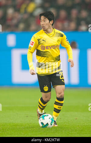 Leverkusen, Deutschland. Dezember 2017. Shinji KAGAWA (DO, mi.) in Einzelaktion am Ball. Fußball 1. Bundesliga, 14. Spieltag, Bayer 04 Leverkusen (LEV) - Borussia Dortmund (DO), 1:1, am 02.12.2017 in Leverkusen. |Nutzung weltweit Guthaben: dpa/Alamy Live News Stockfoto