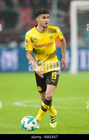 Leverkusen, Deutschland. Dezember 2017. Mahmoud DAHOUD (DO, mi.) in Einzelaktion am Ball. Fußball 1. Bundesliga, 14. Spieltag, Bayer 04 Leverkusen (LEV) - Borussia Dortmund (DO), 1:1, am 02.12.2017 in Leverkusen. |Nutzung weltweit Guthaben: dpa/Alamy Live News Stockfoto