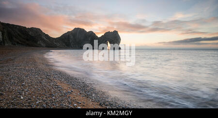 Durdle Door, Dorset, Großbritannien. 4. November 2017. Sonnenaufgang am Durdle Door auf der Jurassic Coast in Dorset, England Credit: Owen Vachell/Alamy leben Nachrichten Stockfoto