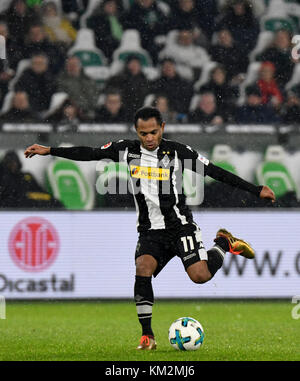 Wolfsburg, Deutschland. Dezember 2017. Gladbachs Raffael im Einsatz während des Bundesliga-Fußballspiels zwischen VfL Wolfsburg und Bor. Mönchengladbach in der Volkswagen Arena in Wolfsburg, Deutschland, 03. Dezember 2017. Quelle: Peter Steffen/dpa/Alamy Live News Stockfoto