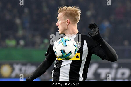 Wolfsburg, Deutschland. Dezember 2017. Gladbachs Oscar Wendt im Einsatz beim Fußball-Bundesliga-Spiel zwischen VfL Wolfsburg und Bor. Mönchengladbach in der Volkswagen Arena in Wolfsburg, Deutschland, 03. Dezember 2017. Quelle: Peter Steffen/dpa/Alamy Live News Stockfoto