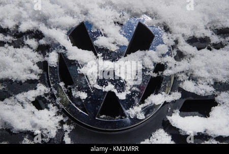 Stuttgart, Deutschland. Dezember 2017. In Stuttgart, Deutschland, 4. Dezember 2017, ist ein VW-Logo mit Schnee bedeckt. Quelle: Marijan Murat/dpa/Alamy Live News Stockfoto