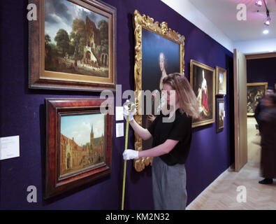London, UK, 4. Dezember 2017, Fotoshooting für Bonhams alter Meister Gemälde in New Bond Street. Zu den Highlights gehören: ein Capriccio der Römischen Ruinen von einem englischen Nachfolger von Giovanni Paolo Panini, bei £ 30,000-50,000 geschätzt. Lorenzo Veneziano (aktive Venedig 1356-1379), die Kreuzigung, bei £ 400,000-600, 000 Euro veranschlagt. Unseen und unveröffentlichten von Kunsthistorikern bis letzten Monat, dieses farbenfrohe und kunstvolle Panel zeigt Veneziano auf dem Höhepunkt seines Einflusses, wo er venezianische Kunst weg von der dominierenden Byzantinischen Modell hin zu einer gotischen Stil geschoben. Credit: Keith Larby/Alamy leben Nachrichten Stockfoto