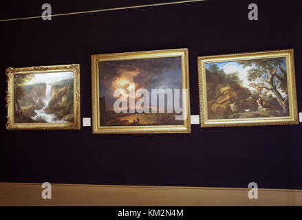 London, UK, 4. Dezember 2017, Fotoshooting für Bonhams alter Meister Gemälde in New Bond Street. Zu den Highlights gehören: ein Capriccio der Römischen Ruinen von einem englischen Nachfolger von Giovanni Paolo Panini, bei £ 30,000-50,000 geschätzt. Lorenzo Veneziano (aktive Venedig 1356-1379), die Kreuzigung, bei £ 400,000-600, 000 Euro veranschlagt. Unseen und unveröffentlichten von Kunsthistorikern bis letzten Monat, dieses farbenfrohe und kunstvolle Panel zeigt Veneziano auf dem Höhepunkt seines Einflusses, wo er venezianische Kunst weg von der dominierenden Byzantinischen Modell hin zu einer gotischen Stil geschoben. Credit: Keith Larby/Alamy leben Nachrichten Stockfoto