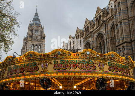 Natural History Museum, London, UK. 4. Dez, 2017. Reich verzierte Karussellfahrt am Natural History Museum in South Kensington für die festliche Jahreszeit. Credit: Malcolm Park/Alamy Leben Nachrichten. Stockfoto