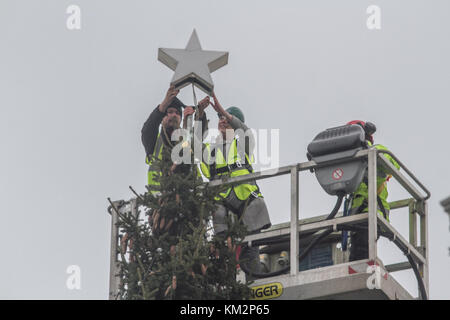 London, Großbritannien. 4. Dez, 2017. die Arbeitnehmer auf einem Cherry Picker einen weissen Stern auf der Oberseite der norwegische Fichte von 25 Meter Höhe gespendet, um die Menschen in Großbritannien von der Stadt Oslo, Norwegen jedes Jahr seit 1947 Credit: Amer ghazzal/alamy leben Nachrichten Stockfoto