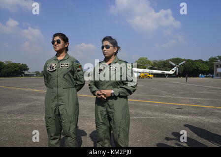 Dhaka, Bangladesch. 4. Dezember, 2017. Flight Lieutenant Tamanna - E-Lutfy (links) und Flight Lieutenant Nayma Haque birgt für Foto bei Dhaka cantonment in Dhaka, Bangladesch, am 4. Dezember 2017. In Bangladesch als erste Frau zur militärischen Piloten haben sich zusammengeschlossen, um die Friedensmission der Vereinten Nationen in der Demokratischen Republik Kongo, des Verteidigungsministeriums sagte heute in einer Pressemitteilung der Inter Leistungen Public Relations, es erklärt den Einsatz von Flight Lieutenant Nayma Haque und Flight Lieutenant Tamanna - E-Lutfy. Credit: Mamunur Rashid/Alamy leben Nachrichten Stockfoto