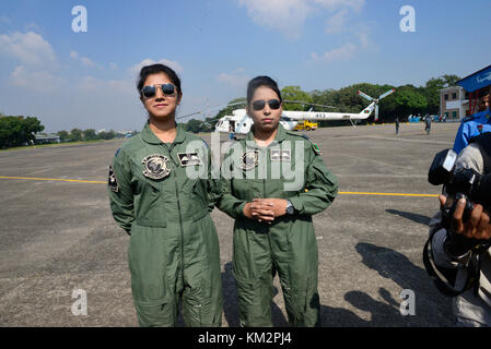 Dhaka, Bangladesch. 4. Dezember, 2017. Flight Lieutenant Tamanna - E-Lutfy (links) und Flight Lieutenant Nayma Haque birgt für Foto bei Dhaka cantonment in Dhaka, Bangladesch, am 4. Dezember 2017. In Bangladesch als erste Frau zur militärischen Piloten haben sich zusammengeschlossen, um die Friedensmission der Vereinten Nationen in der Demokratischen Republik Kongo, des Verteidigungsministeriums sagte heute in einer Pressemitteilung der Inter Leistungen Public Relations, es erklärt den Einsatz von Flight Lieutenant Nayma Haque und Flight Lieutenant Tamanna - E-Lutfy. Credit: Mamunur Rashid/Alamy leben Nachrichten Stockfoto