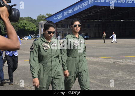 Dhaka, Bangladesch. 4. Dezember, 2017. Flight Lieutenant Tamanna - E-Lutfy (rechts) und Flight Lieutenant Nayma Haque birgt für Foto bei Dhaka cantonment in Dhaka, Bangladesch, am 4. Dezember 2017. In Bangladesch als erste Frau zur militärischen Piloten haben sich zusammengeschlossen, um die Friedensmission der Vereinten Nationen in der Demokratischen Republik Kongo, des Verteidigungsministeriums sagte heute in einer Pressemitteilung der Inter Leistungen Public Relations, es erklärt den Einsatz von Flight Lieutenant Nayma Haque und Flight Lieutenant Tamanna - E-Lutfy. Credit: Mamunur Rashid/Alamy leben Nachrichten Stockfoto