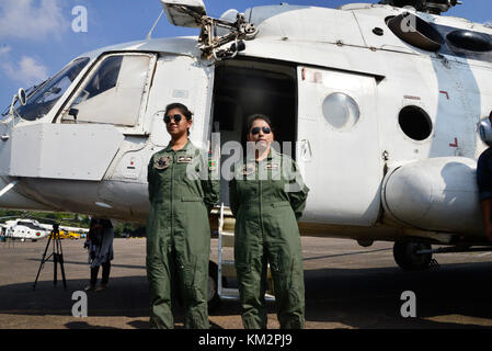 Dhaka, Bangladesch. 4. Dezember, 2017. Flight Lieutenant Tamanna - E-Lutfy (links) und Flight Lieutenant Nayma Haque birgt für Foto bei Dhaka cantonment in Dhaka, Bangladesch, am 4. Dezember 2017. In Bangladesch als erste Frau zur militärischen Piloten haben sich zusammengeschlossen, um die Friedensmission der Vereinten Nationen in der Demokratischen Republik Kongo, des Verteidigungsministeriums sagte heute in einer Pressemitteilung der Inter Leistungen Public Relations, es erklärt den Einsatz von Flight Lieutenant Nayma Haque und Flight Lieutenant Tamanna - E-Lutfy. Credit: Mamunur Rashid/Alamy leben Nachrichten Stockfoto